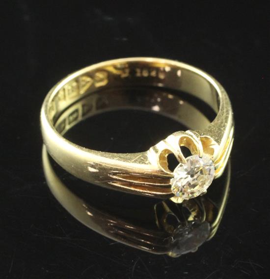 A gentlemans George V 18ct gold claw set solitaire diamond ring, size Q.